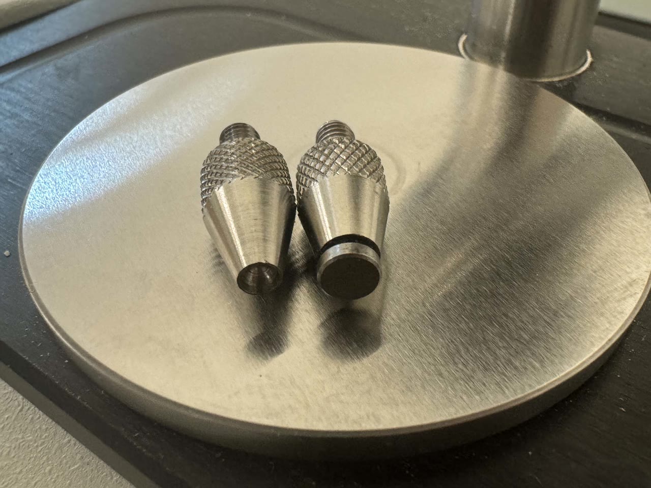 Concave and self-leveling FTIR pressure tips.